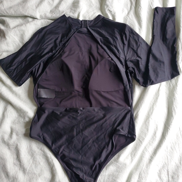 Backless Highcut Swimsuit - Picture 3 of 4